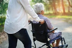 Como escolher a cadeira de rodas para idosos ideal para cada necessidade