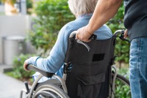Cadeiras de rodas e andadores: Como escolher o melhor produto para a mobilidade do idoso