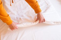 Como cuidar e limpar adequadamente uma capa de colchão impermeável?
