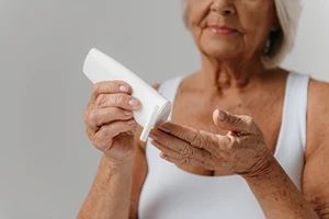 O que é um creme barreira? Entenda como esse produto protege a pele