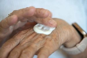 Creme de ureia: principais dicas de uso e benefício para a pele