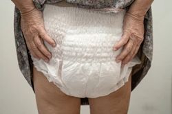Diferenças entre fraldas geriátricas noturnas e diurnas: qual escolher?