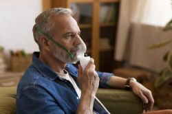 Como o nebulizador é usado no tratamento de doenças respiratórias comuns em idosos?